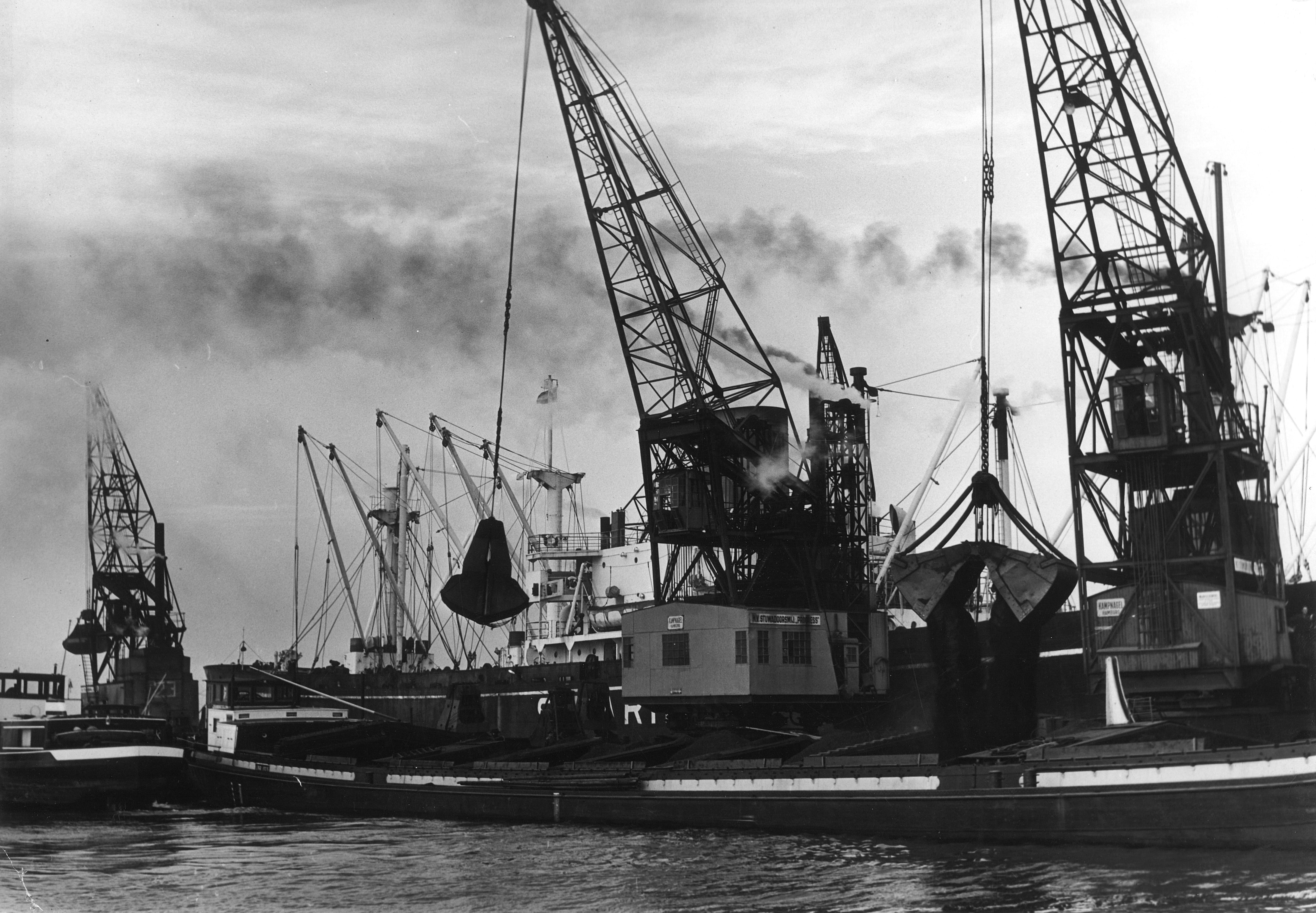 Coal discharge into barge